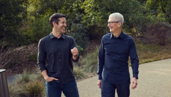 John Ternus et Tim Cook. // Source : Apple