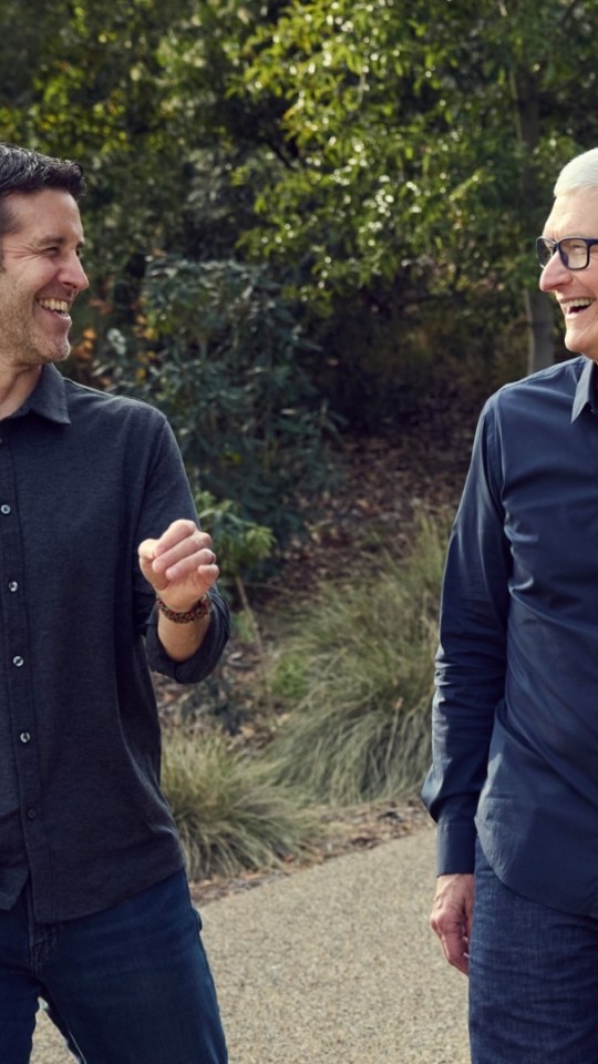John Ternus et Tim Cook. // Source : Apple