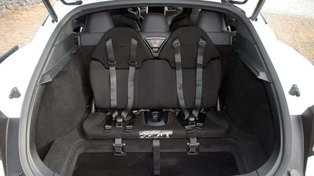 Les deux si&egrave;ges optionnelles &agrave; l'arri&egrave;re de la Tesla Model S. // Source : DR