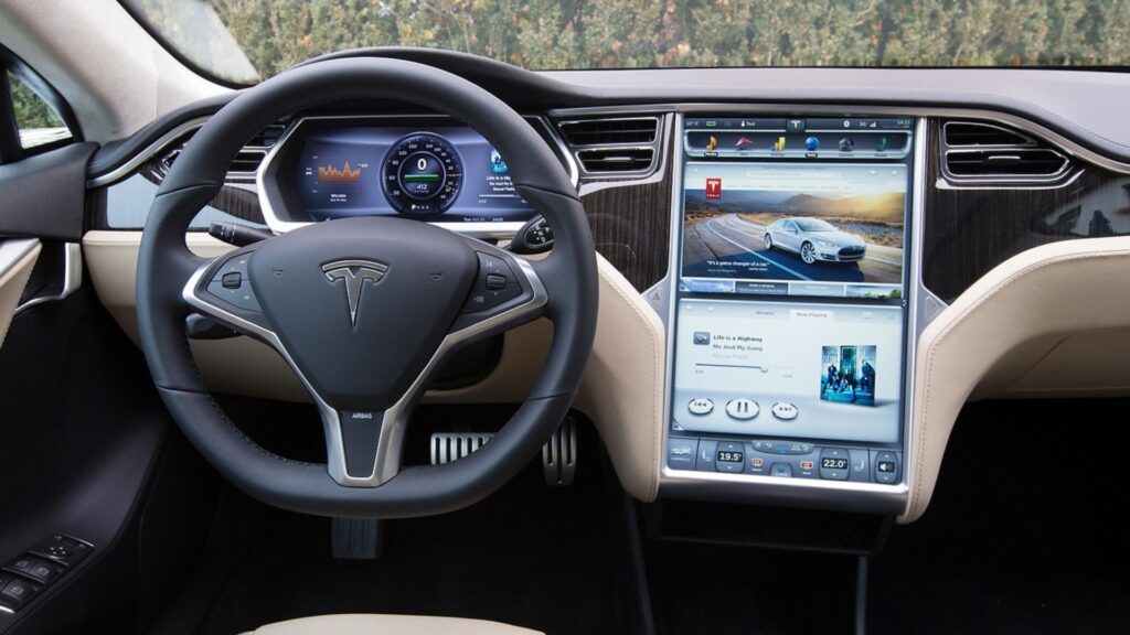 Le cockpit de la Tesla Model S (2012) // Source : Tesla