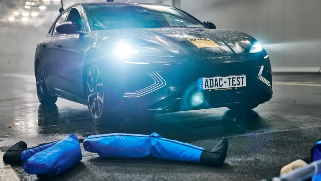 L'ADAC a mis &agrave; l'&eacute;preuve diff&eacute;rents syst&egrave;mes d'aides &agrave; la conduite dans des conditions difficiles. // Source : ADAC