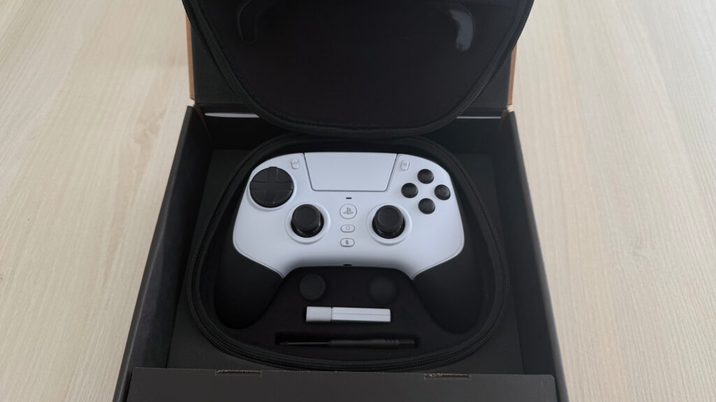 DOngle, tournevis, bumpers supplémentaires... la Raiju V3 est bien accompagnée