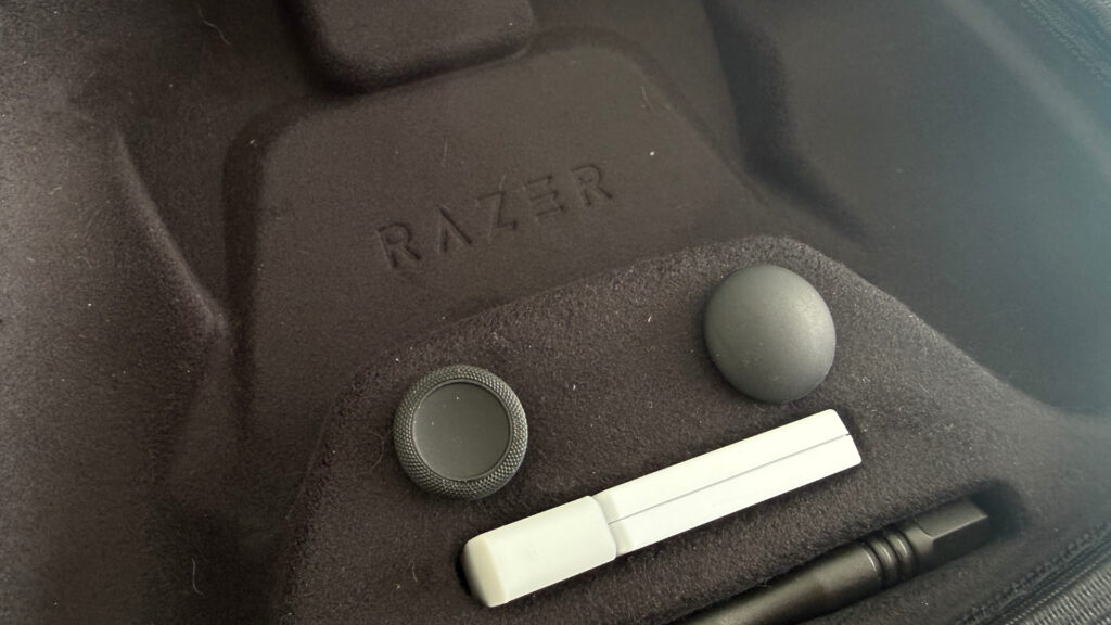 Notez que vous avez aussi le choix de mettre ceux bombés fournis dans la boite selon votre sensibilité