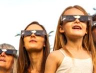 Une famille utilisant des lunettes d'éclipse // Source : LeoPatrizi, Canva