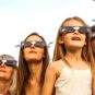 Une famille utilisant des lunettes d'&eacute;clipse // Source : LeoPatrizi, Canva