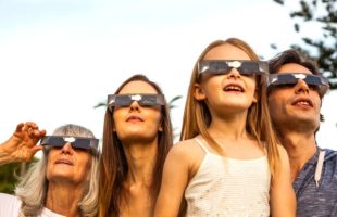 Une famille utilisant des lunettes d'éclipse // Source : LeoPatrizi, Canva