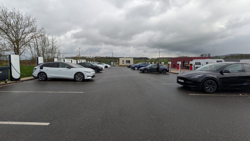 Le r&eacute;seau de Superchargeurs Tesla sont fiables et appr&eacute;ci&eacute;s des clients // Source : Raphaelle Baut pour Numerama