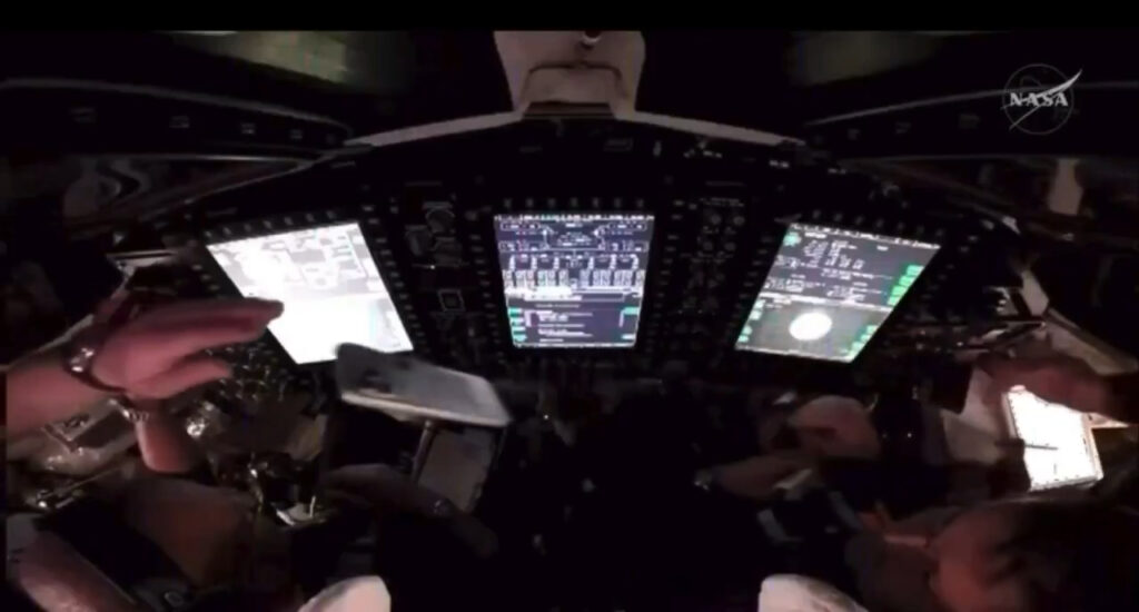 Le jour du d&eacute;collage, on avait pu voir un iPhone 17 Pro flotter en apesanteur.