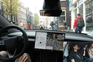 La conduite entièrement automatique de Tesla et les vélos d'Amsterdam : un petit enfer de stress.