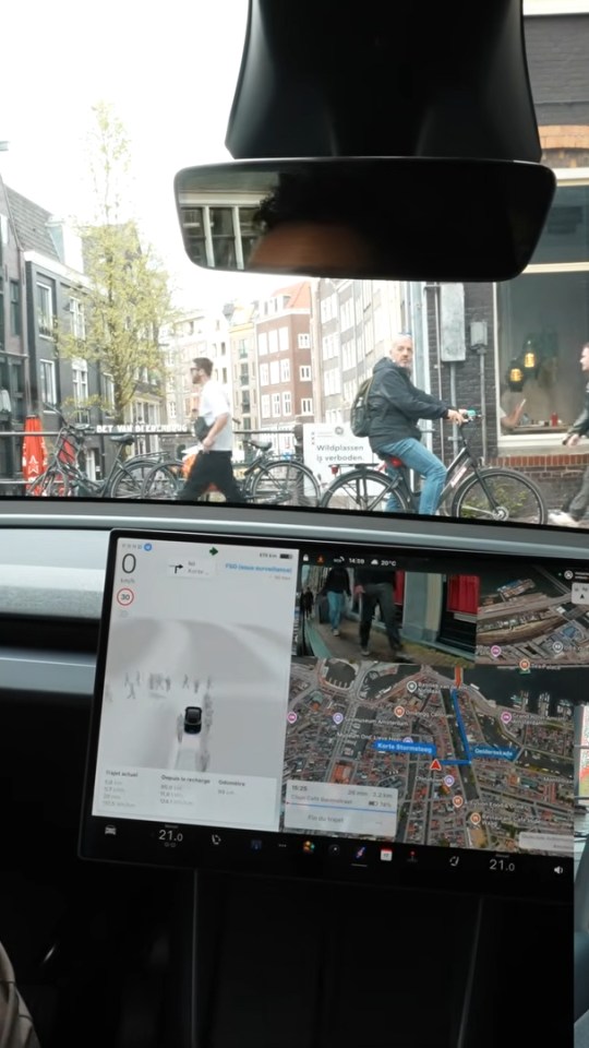 La conduite entièrement automatique de Tesla et les vélos d'Amsterdam : un petit enfer de stress.