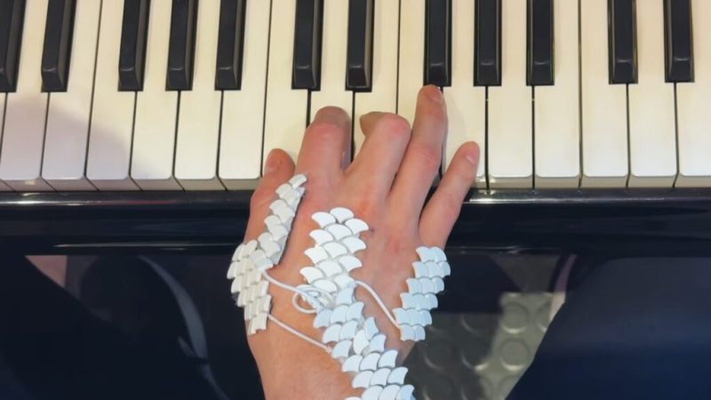 Jouer du piano sans savoir en jouer : cette IA contrôle vos muscles à votre place