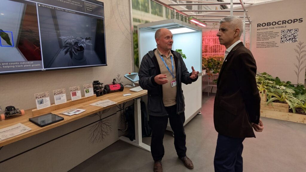 Le maire de Londres, Sadiq Khan, s’est lui aussi arrêté devant le robot. // Source : Université de Lincoln Le maire de Londres, Sadiq Khan, s’est lui aussi arrêté devant le robot. // Source : Université de Lincoln