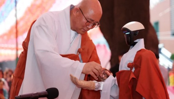 Le robot et le moine // Source : koreajoongangdaily