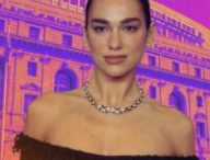 Pourquoi Dua Lipa porte plainte contre Samsung // Source : Numerama / Wikimedia Commons Pourquoi Dua Lipa porte plainte contre Samsung // Source : Numerama / Wikimedia Commons