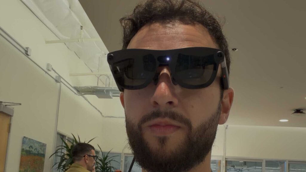Les lunettes Aura ressemblent encore un peu trop &agrave; des lunettes 3D mais sont beaucoup plus l&eacute;g&egrave;res que tous les casques. // Source : Numerama