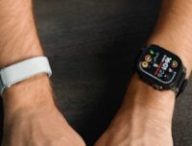 Google Fitbit Air à gauche, Apple Watch Ultra à droite. Pour faire de grosses séances du sport, sortir sa montre peut être pratique. // Source : Numerama Google Fitbit Air à gauche, Apple Watch Ultra à droite. Pour faire de grosses séances du sport, sortir sa montre peut être pratique. // Source : Numerama