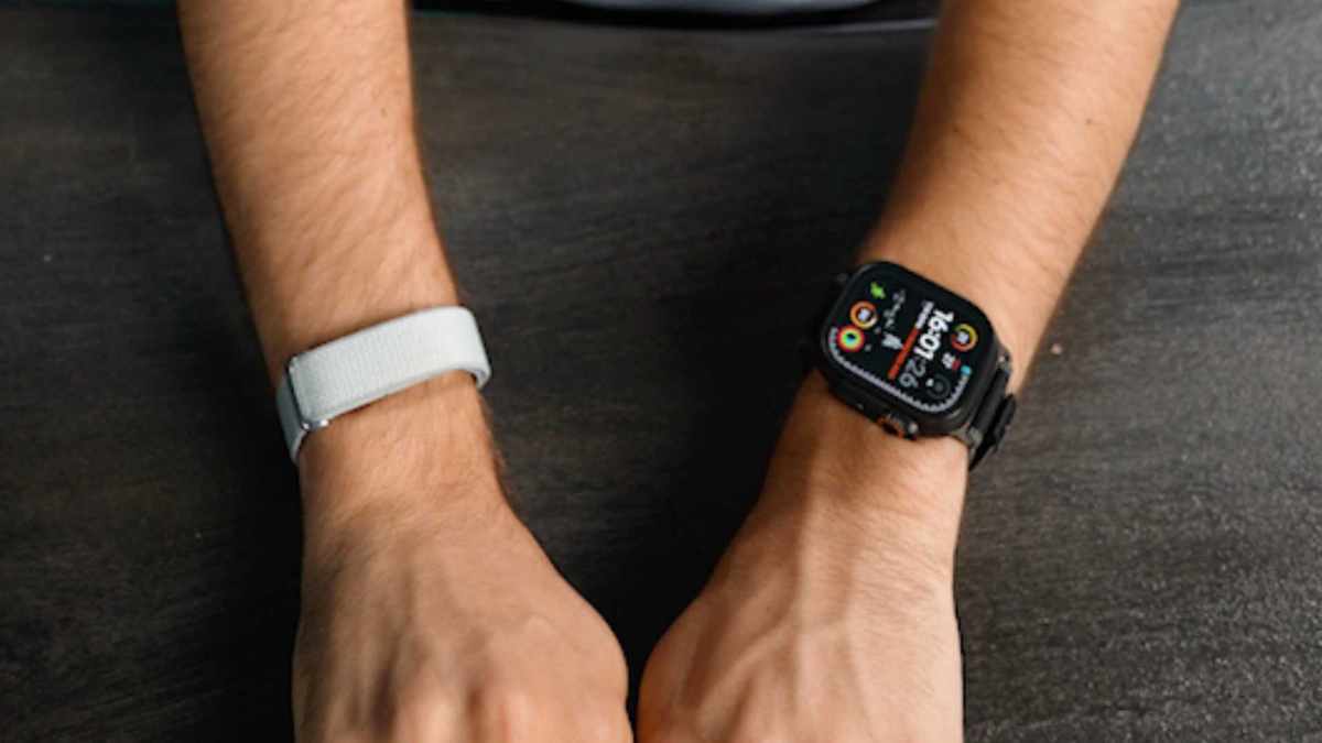 Google Fitbit Air à gauche, Apple Watch Ultra à droite. Pour faire de grosses séances du sport, sortir sa montre peut être pratique. // Source : Numerama Google Fitbit Air à gauche, Apple Watch Ultra à droite. Pour faire de grosses séances du sport, sortir sa montre peut être pratique. // Source : Numerama