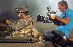 Michael Bay sur le tournage de Transformers // Source : ech. Sgt. Larry A. Simmons Michael Bay sur le tournage de Transformers // Source : ech. Sgt. Larry A. Simmons