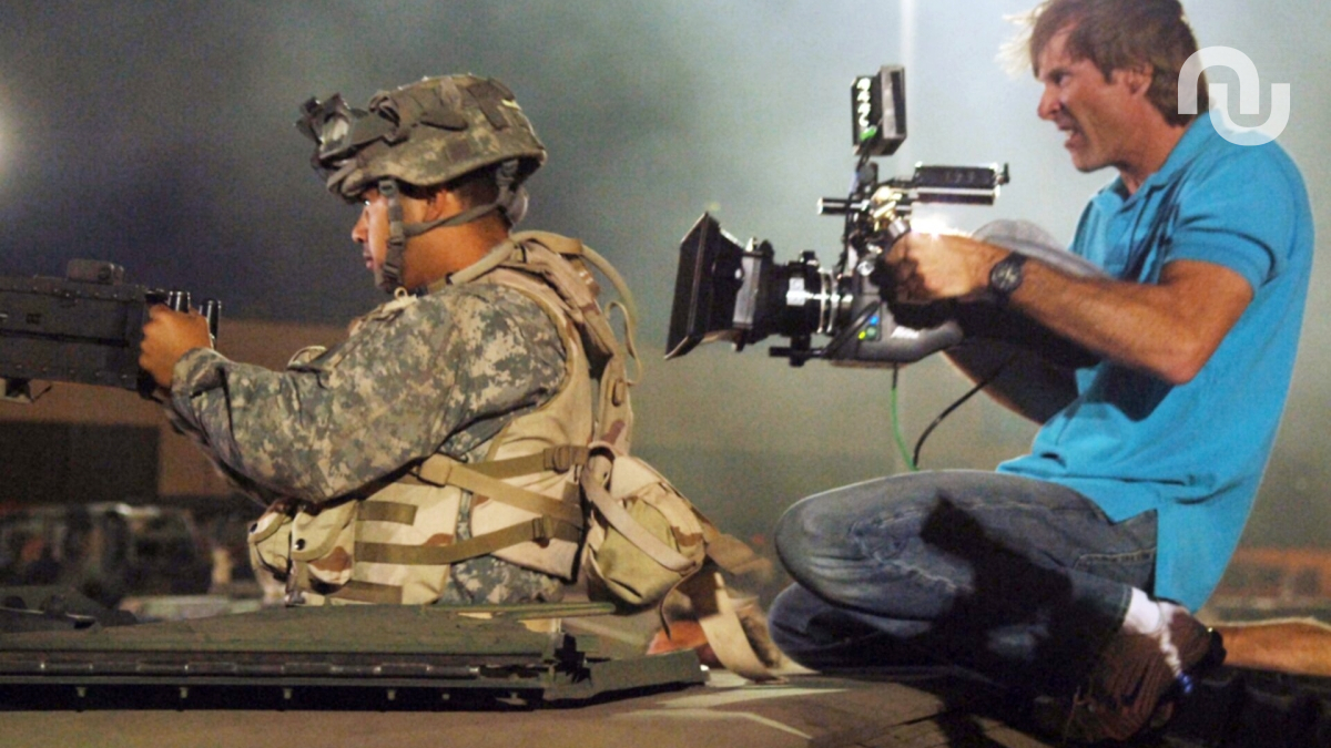 Michael Bay sur le tournage de Transformers // Source : ech. Sgt. Larry A. Simmons Michael Bay sur le tournage de Transformers // Source : ech. Sgt. Larry A. Simmons