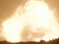 La fusée New Glenn 4 de Blue Origin explose lors d'un essai statique // Source : Capture d'écran YouTube La fusée New Glenn 4 de Blue Origin explose lors d'un essai statique // Source : Capture d'écran YouTube