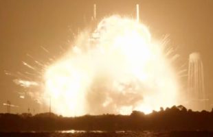La fusée New Glenn 4 de Blue Origin explose lors d'un essai statique // Source : Capture d'écran YouTube