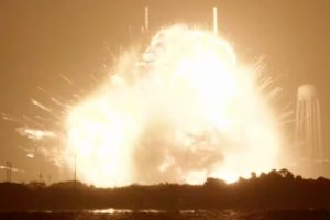La fusée New Glenn 4 de Blue Origin explose lors d'un essai statique // Source : Capture d'écran YouTube La fusée New Glenn 4 de Blue Origin explose lors d'un essai statique // Source : Capture d'écran YouTube