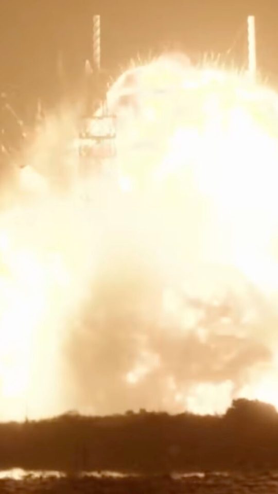 La fusée New Glenn 4 de Blue Origin explose lors d'un essai statique // Source : Capture d'écran YouTube La fusée New Glenn 4 de Blue Origin explose lors d'un essai statique // Source : Capture d'écran YouTube