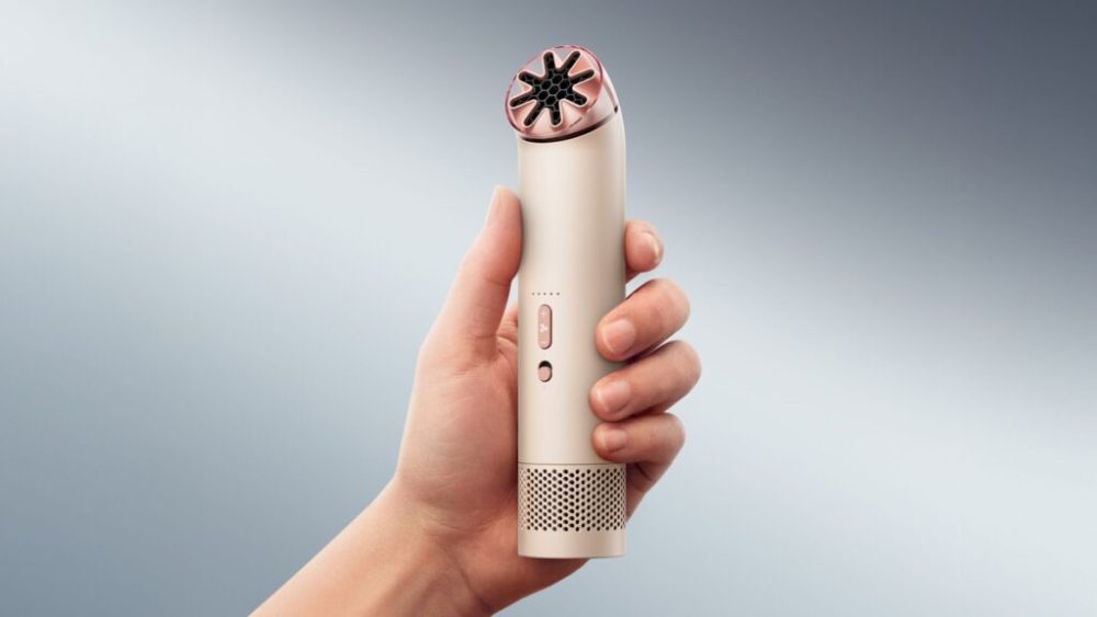 Le Dyson Hushjet Mini Cool tient dans la main