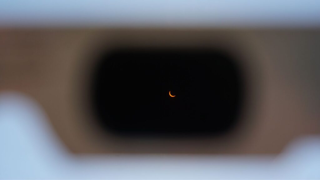 Observation d'une &eacute;clipse solaire &agrave; travers une paire de lunettes certifi&eacute;e. // Source : Flickr/CC/drburtoni (image recadr&eacute;e)
