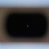 Observation d'une éclipse solaire à travers une paire de lunettes certifiée. // Source : Flickr/CC/drburtoni (image recadrée)