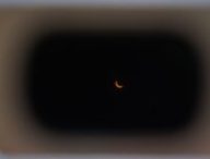Observation d'une éclipse solaire à travers une paire de lunettes certifiée. // Source : Flickr/CC/drburtoni (image recadrée) Observation d'une éclipse solaire à travers une paire de lunettes certifiée. // Source : Flickr/CC/drburtoni (image recadrée)