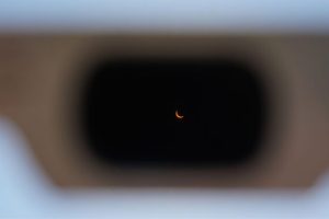 Observation d'une éclipse solaire à travers une paire de lunettes certifiée. // Source : Flickr/CC/drburtoni (image recadrée) Observation d'une éclipse solaire à travers une paire de lunettes certifiée. // Source : Flickr/CC/drburtoni (image recadrée)