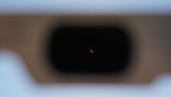 Observation d'une éclipse solaire à travers une paire de lunettes certifiée. // Source : Flickr/CC/drburtoni (image recadrée) Observation d'une éclipse solaire à travers une paire de lunettes certifiée. // Source : Flickr/CC/drburtoni (image recadrée)