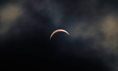 Éclipse solaire. // Source : Flickr/CC/Ryan Zamaria (photo recadrée) Éclipse solaire. // Source : Flickr/CC/Ryan Zamaria (photo recadrée)