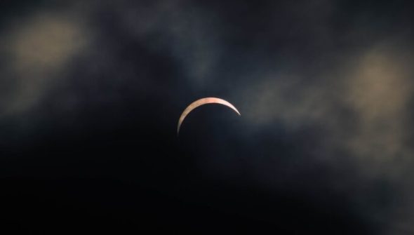 Éclipse solaire. // Source : Flickr/CC/Ryan Zamaria (photo recadrée) Éclipse solaire. // Source : Flickr/CC/Ryan Zamaria (photo recadrée)