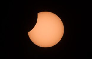 Éclipse solaire. // Source : Flickr/CC/Willi Winzig (image recadrée) Éclipse solaire. // Source : Flickr/CC/Willi Winzig (image recadrée)