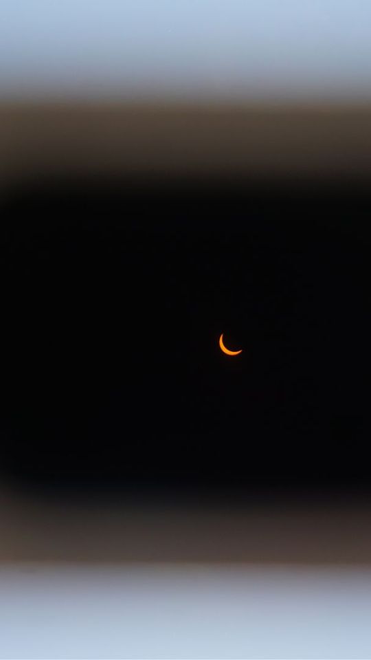 Observation d'une éclipse solaire à travers une paire de lunettes certifiée. // Source : Flickr/CC/drburtoni (image recadrée) Observation d'une éclipse solaire à travers une paire de lunettes certifiée. // Source : Flickr/CC/drburtoni (image recadrée)