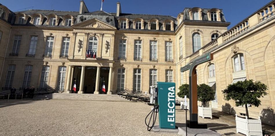 Une borne Electra à l’Élysée pour l'événement « électrifions la France » // Source : Electra Une borne Electra à l’Élysée pour l'événement « électrifions la France » // Source : Electra