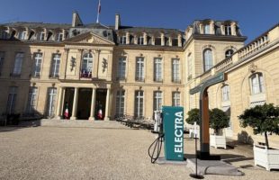 Une borne Electra à l’Élysée  pour l'événement « électrifions la France » // Source : Electra
