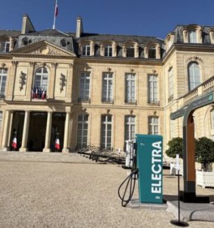 Une borne Electra à l’Élysée  pour l'événement « électrifions la France » // Source : Electra