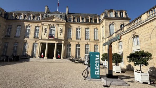 Une borne Electra à l’Élysée  pour l'événement « électrifions la France » // Source : Electra