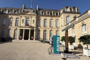 Une borne Electra à l’Élysée pour l'événement « électrifions la France » // Source : Electra Une borne Electra à l’Élysée pour l'événement « électrifions la France » // Source : Electra