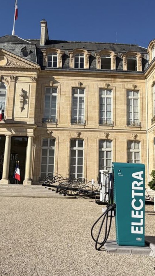 Une borne Electra à l’Élysée pour l'événement « électrifions la France » // Source : Electra Une borne Electra à l’Élysée pour l'événement « électrifions la France » // Source : Electra