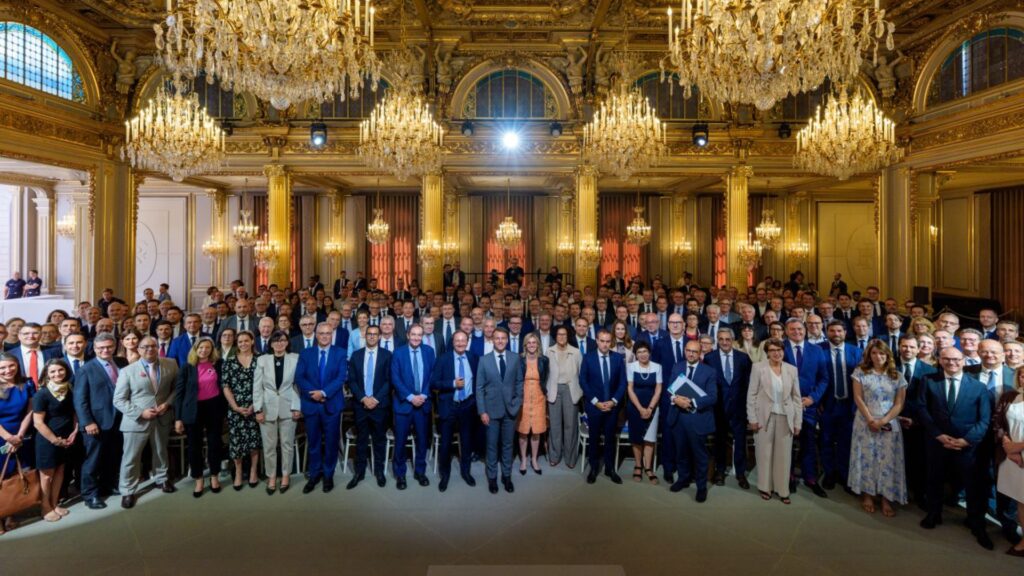 L'ensemble des acteurs de la filière réunis autour d'Emmanuel Macron // Source : publication d'Emmanuel Macron sur Linkedin L'ensemble des acteurs de la filière réunis autour d'Emmanuel Macron // Source : publication d'Emmanuel Macron sur Linkedin