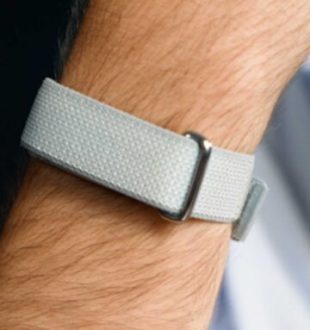 Le Google Fitbit Air. // Source : Numerama Le Google Fitbit Air. // Source : Numerama