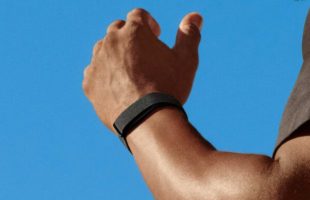 Google Fitbit Air. // Source : Google