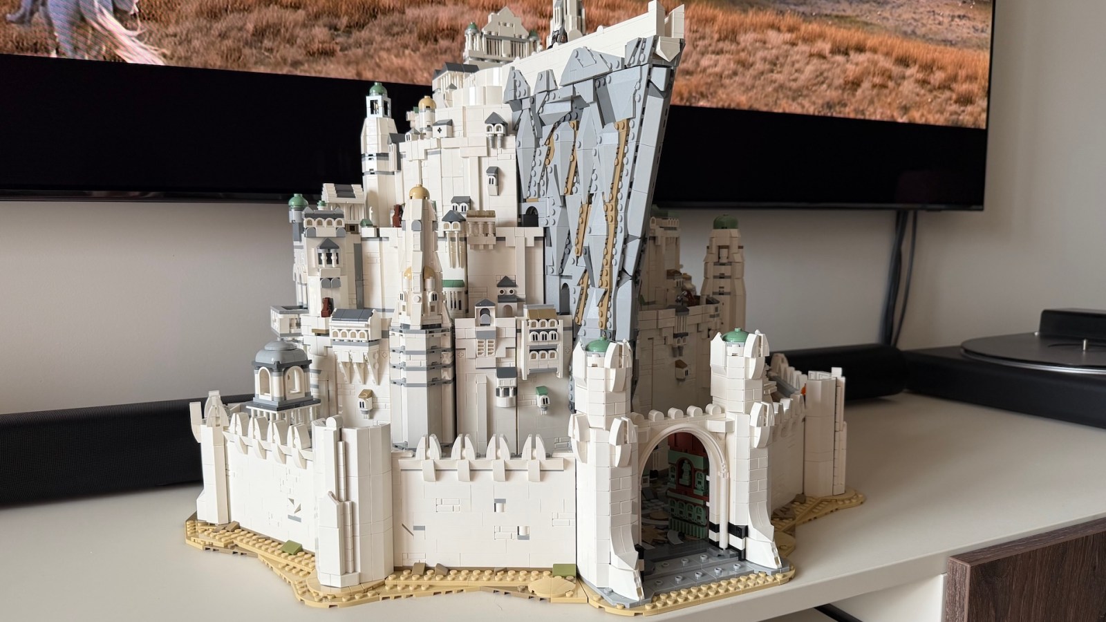 Le Lego Seigneur des Anneaux ultime est enfin disponible, à un détail près…