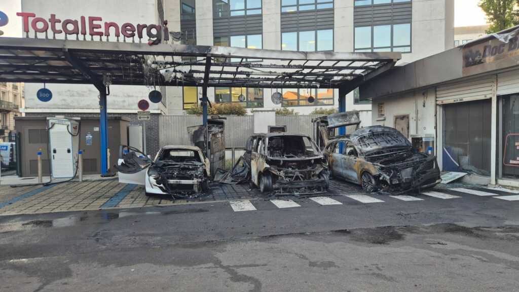 Incendie &agrave; la station de recharge Total de Montreuil // Source : Steve Rolland sur Facebook 