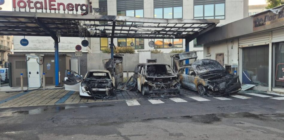 Incendie à la station de recharge Total de Montreuil // Source : Steve Rolland sur Facebook 