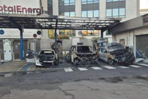 Incendie à la station de recharge Total de Montreuil // Source : Steve Rolland sur Facebook Incendie à la station de recharge Total de Montreuil // Source : Steve Rolland sur Facebook